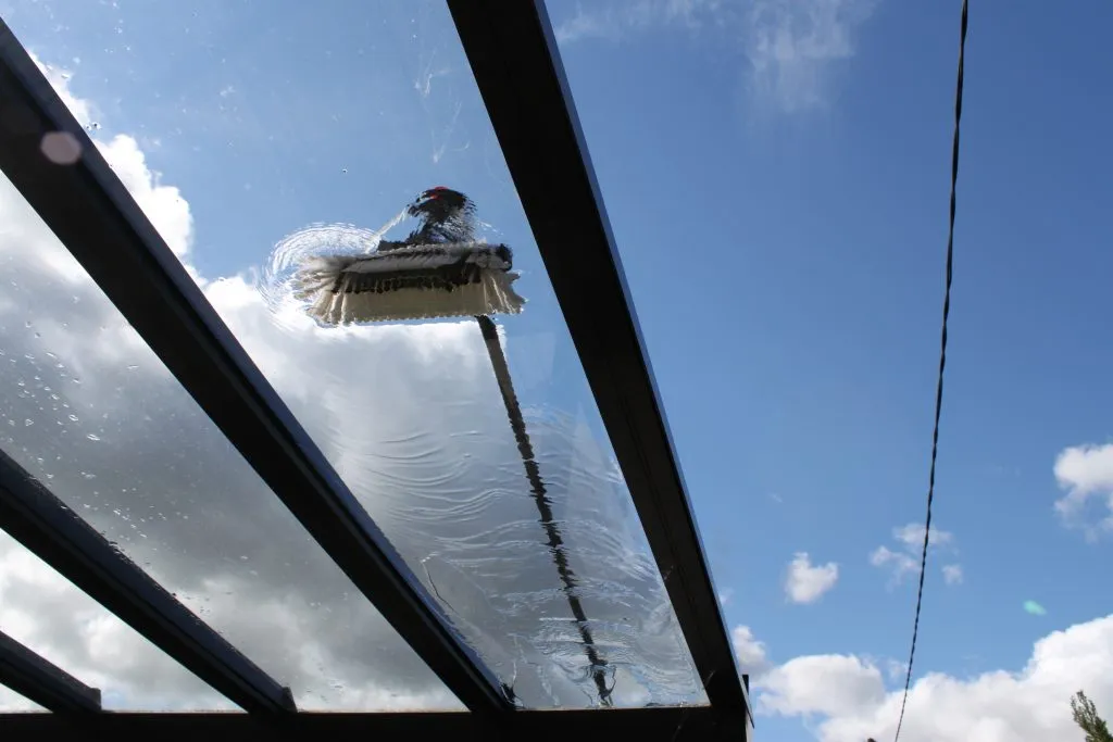 Почистване на прозорци с професионална екипировка